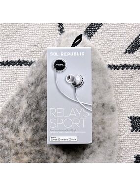 SOL REPUBLIC Relays Workout Sport White Wired 3-Button In-Ear Headphones—Apple